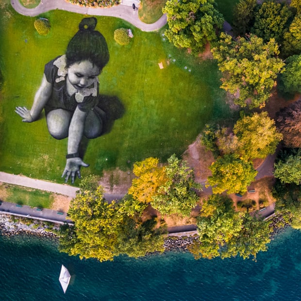 Фото: Valentin Flauraud/EPAA girl and a boat … Saype’s fresco in Geneva inspired by SOS Méditerranée.