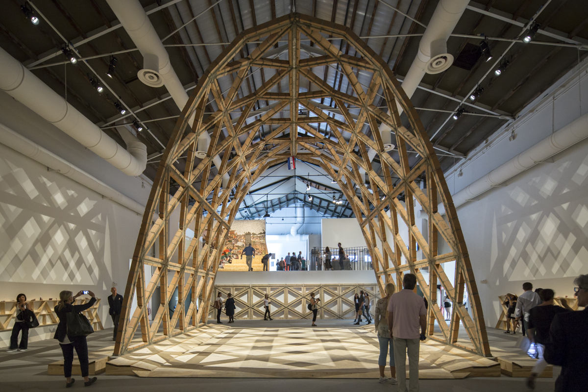 Проєкт бюро Gabinete de Arquitectura, на виставці «Репортаж з фронту» 2016. Світлина: Laurian Ghinitoiu
