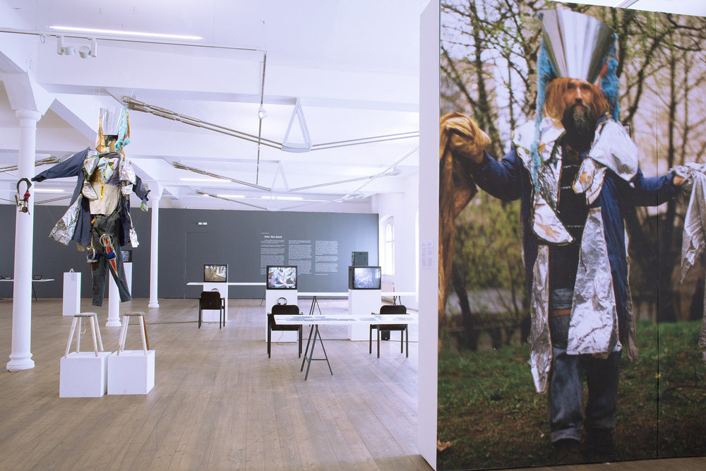 Експозиція виставки «У темряву» з роботами Федора Тетянича, Kunsthalle Exnergasse. Куратори: Худрада, Відень, 2017