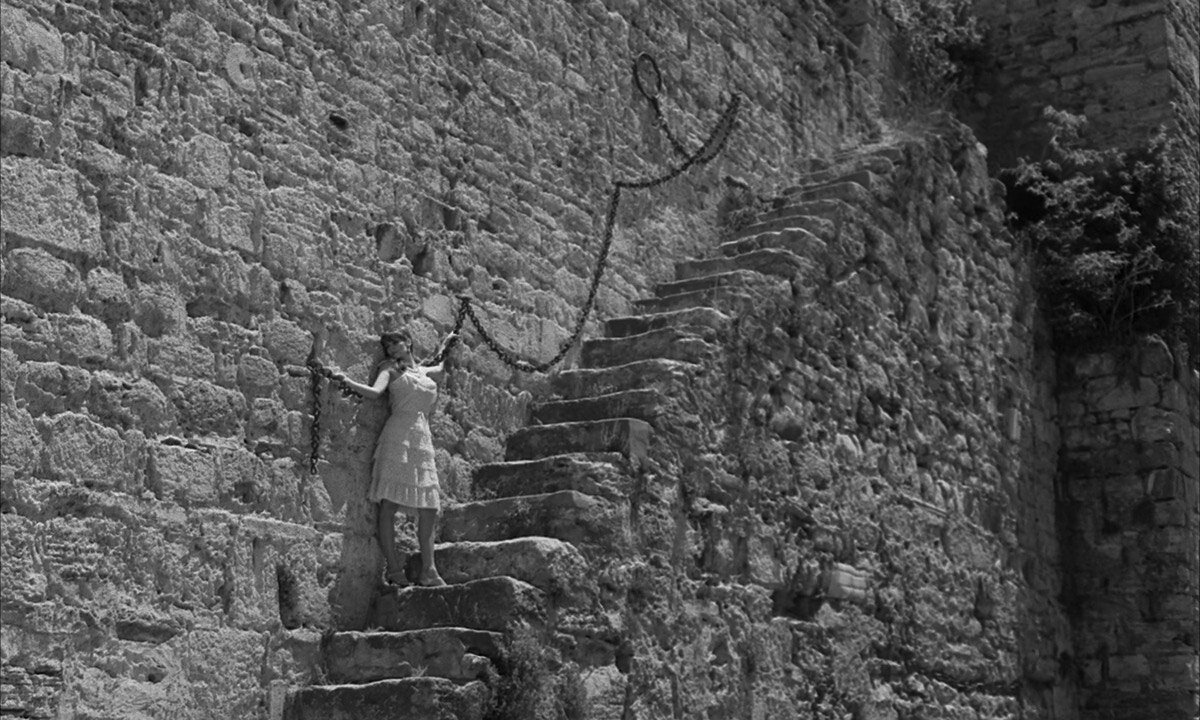 Кадр із фільму L'immortelle, 1963, реж. Алан Роб class=