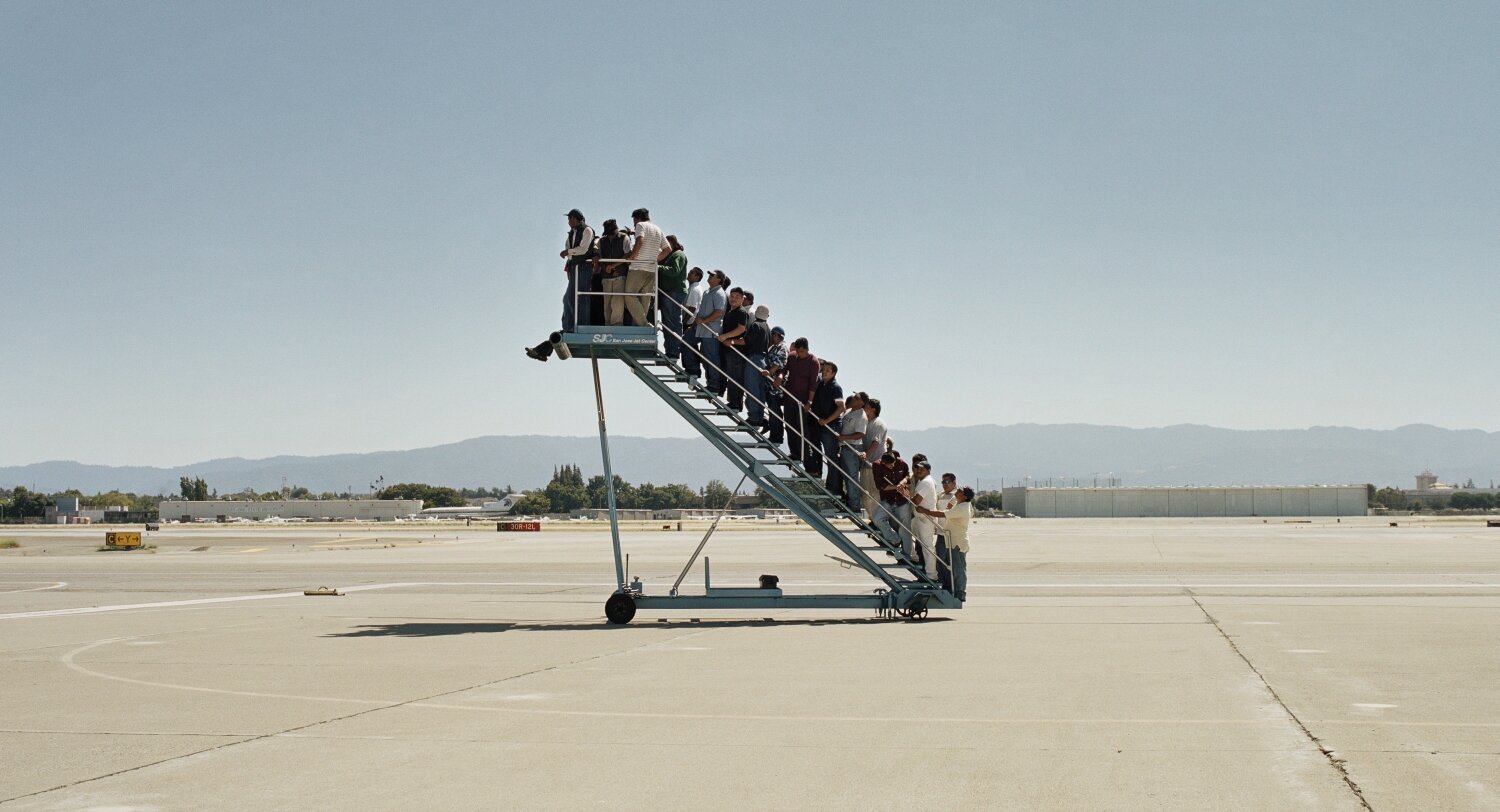 Adrian Paci, Centro di Permanenza Temporanea, 2007, video, 5’30’’, courtesy dell’artista e di kaufmann repetto, class=