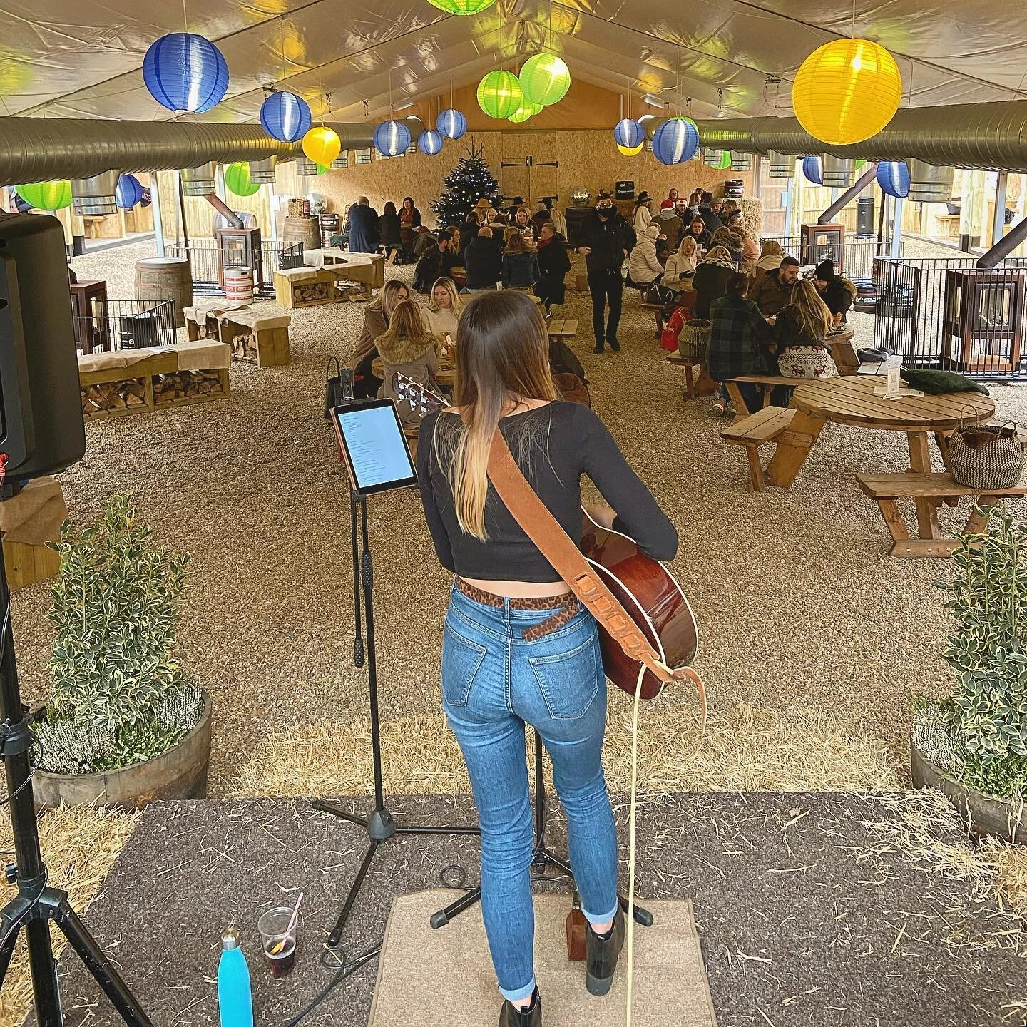 @carabeardmusic smashing it out the park this afternoon at @tewinburyfarmhotel 🎅🌟. We are so proud of all our acts this December. They are talented, resilient and refused to retrain! 💪 #livemusic #tewinburyfarm #proud2present #hertfordshire #booki