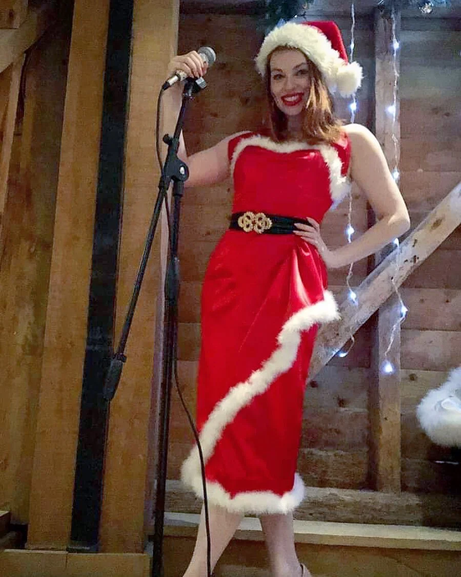 The traditional Christmas Choir is out this year (thanks to grinch COVID) and we were tasked by @tewinburyfarmhotel to find a solution. We give you...@briarrouge !! The one woman Christmas Carol machine! How fabulous does she look? 🌟🎁🎅 #christmas 