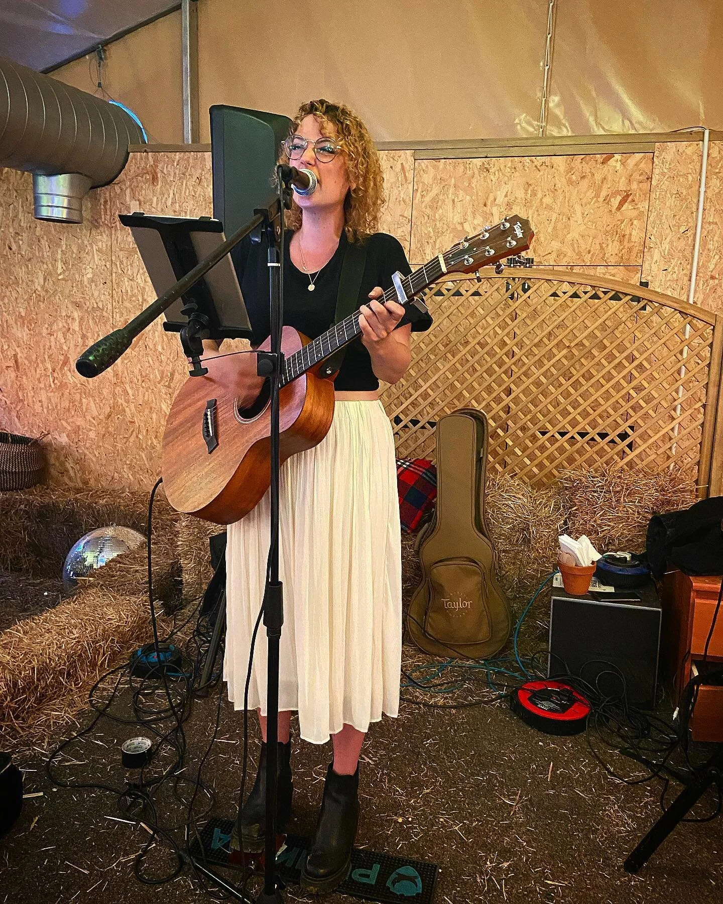 @stephscottmusic gracing the stage at @tewinburyfarmhotel this eve and the atmosphere is off the chain! ⛓⛓
#livemusic #farmyard #tewinburyfarm #proud2present #livemusichertfordshire