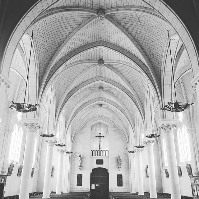 As promised!! Here are a couple of photos from inside the 18th-19th century church that is right nextdoor to the Chateau 👀 
Can you imagine standing at the alter, in this breathtaking space with your closest friends and family waiting for you to say