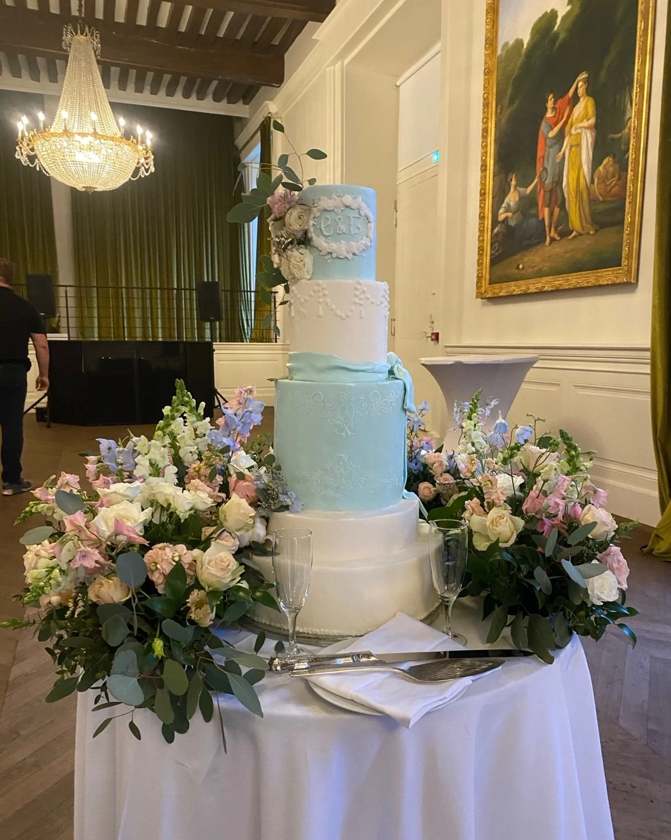In the world of bespoke floral design, we believe your florals should speak to every chapter of your wedding day. 

Rather than treating each element as a standalone piece, we look for ways to integrate nature into the very architecture of your celeb