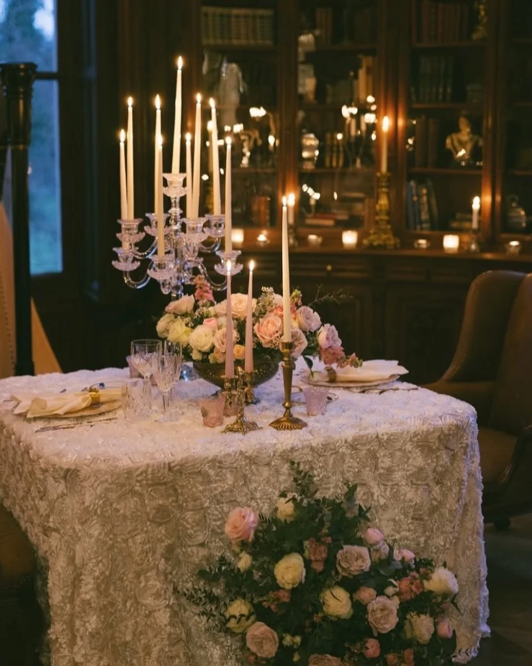 For this intimate elopement at @chateauchallain we traded the grand dining room for the warmth of floor-to-ceiling bookshelves and the soft flicker of candlelight.

The design focused on rich textures&mdash; fresh garden roses  and a layered rosette 