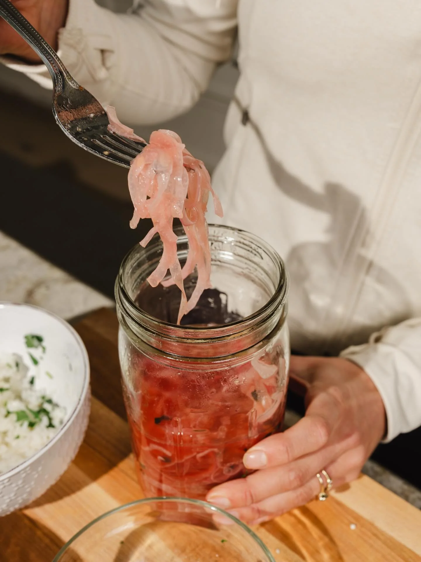 QUICK PICKLED ONIONS // for blood sugar balance, hormone support &amp; gut health

🧅Onions are rich in prebiotic fibers that feed your gut bacteria and help produce beneficial short-chain fatty acids.

🍎Apple cider vinegar supports healthy stomach 