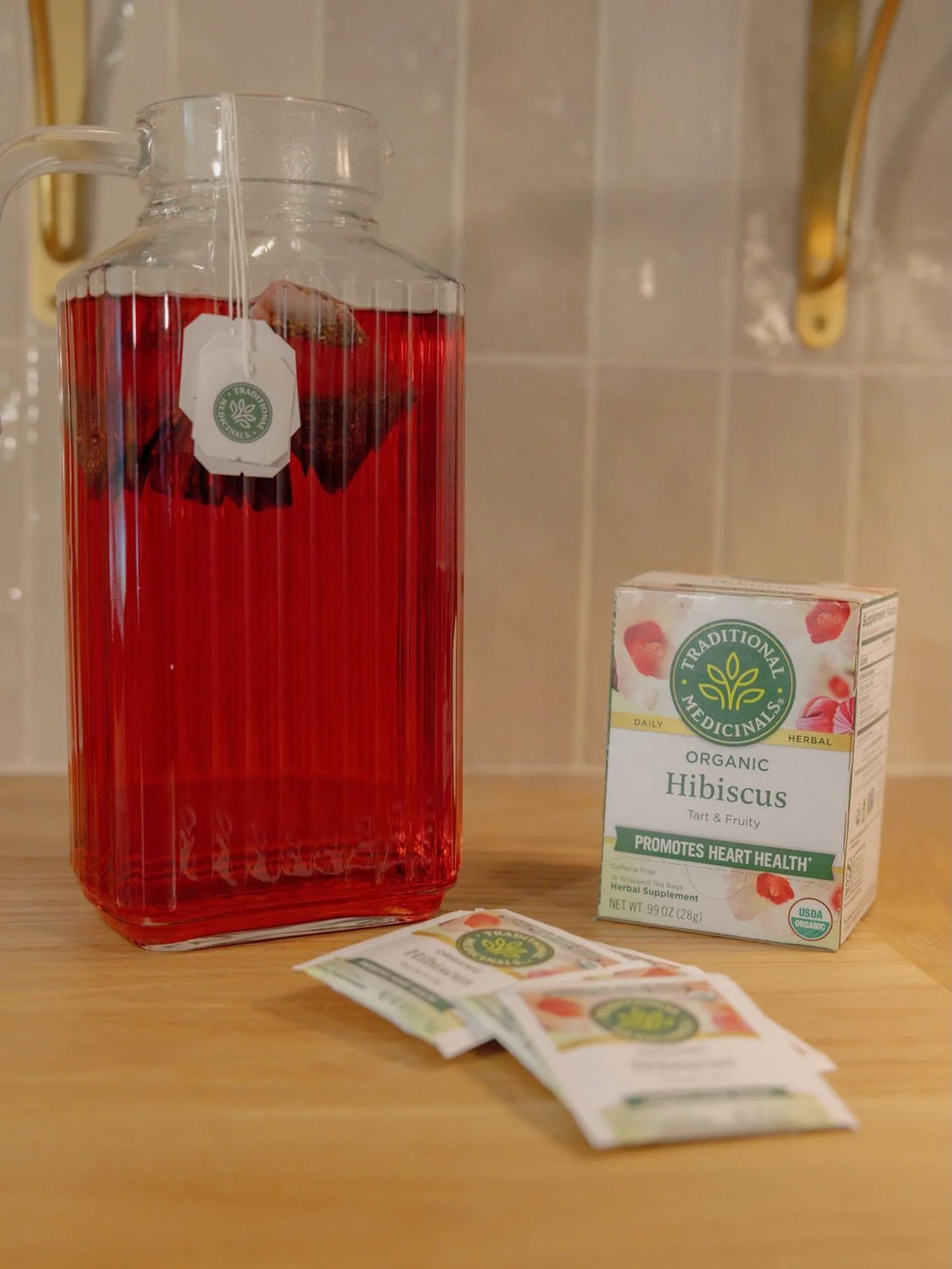 Homemade iced tea = your new daily ritual ☀️🫖

All you need: a glass pitcher, boiling water, and your favorite tea. Let it steep, cool, and keep it in the fridge so it&rsquo;s always ready to pour over ice.

I love going herbal in the afternoon &mda