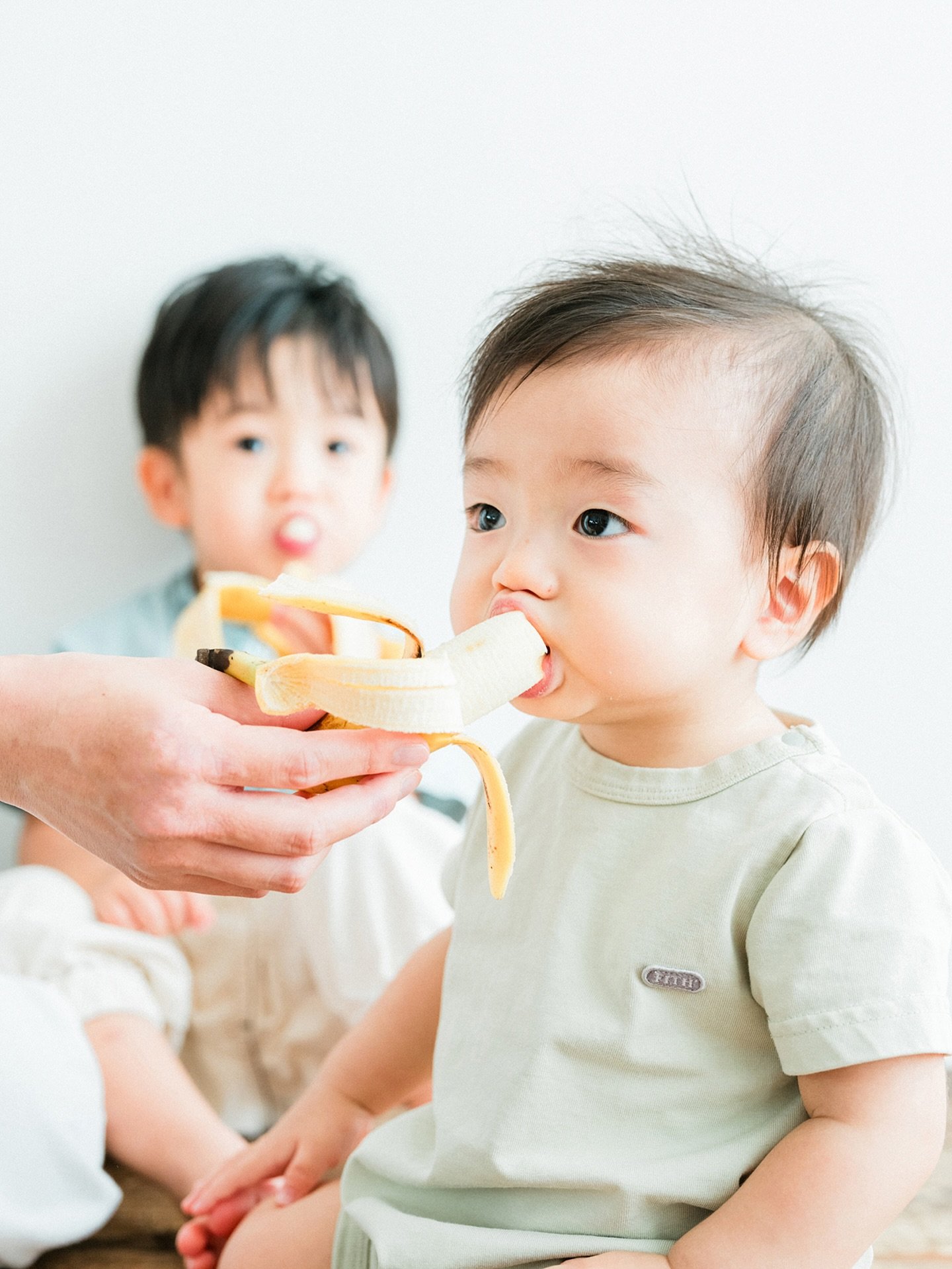 こんにちは、アニュのあらかわです。

いつも記念に来ていただけるご家族。
今回は弟くんの1歳誕生日。

主役のお写真に加え、
兄弟写真がとっても可愛かった。

バナナ食べてても、おにぎり食べてても
仲良く食べてても、お茶の取り合いしたり、
ちょっかい出そうとしたり。

全てが愛しい兄弟写真。

___________________

anu 結婚と家族の写真アニュ
@helloanu_