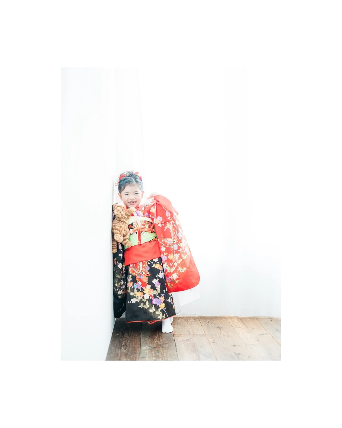 こんにちは、アニュのあらかわです。

七五三のスタジオ撮影。
当店でお着付け、撮影、その後神社へ参拝。

お気に入りのぬいぐるみと撮影したり、
ママさんからの紅差しをしていただいたり。

Mちゃん、いっぱいの笑顔をありがとう！
ご縁をいただきありがとうございました！！

___________________

anu 結婚と家族の写真アニュ
@helloanu_ 

#家族写真熊本
#七五三写真熊本
#フォトスタジオ熊本