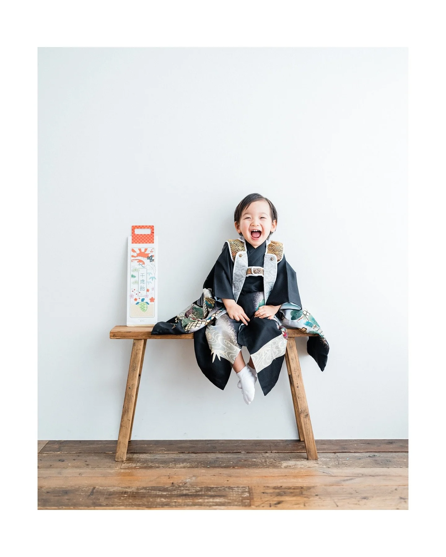 こんにちは、アニュのあらかわです。

陣羽織（熊本独自）での七五三。

家族みんなから可愛がられて、
ずっーとニコニコのIくん。

いつもありがとうございます！

表情が引き出せるよう、
みんなで盛り上げます！！

___________________

anu 結婚と家族の写真アニュ
@helloanu_ 

#家族写真熊本
#髪置き熊本
#フォトスタジオ熊本