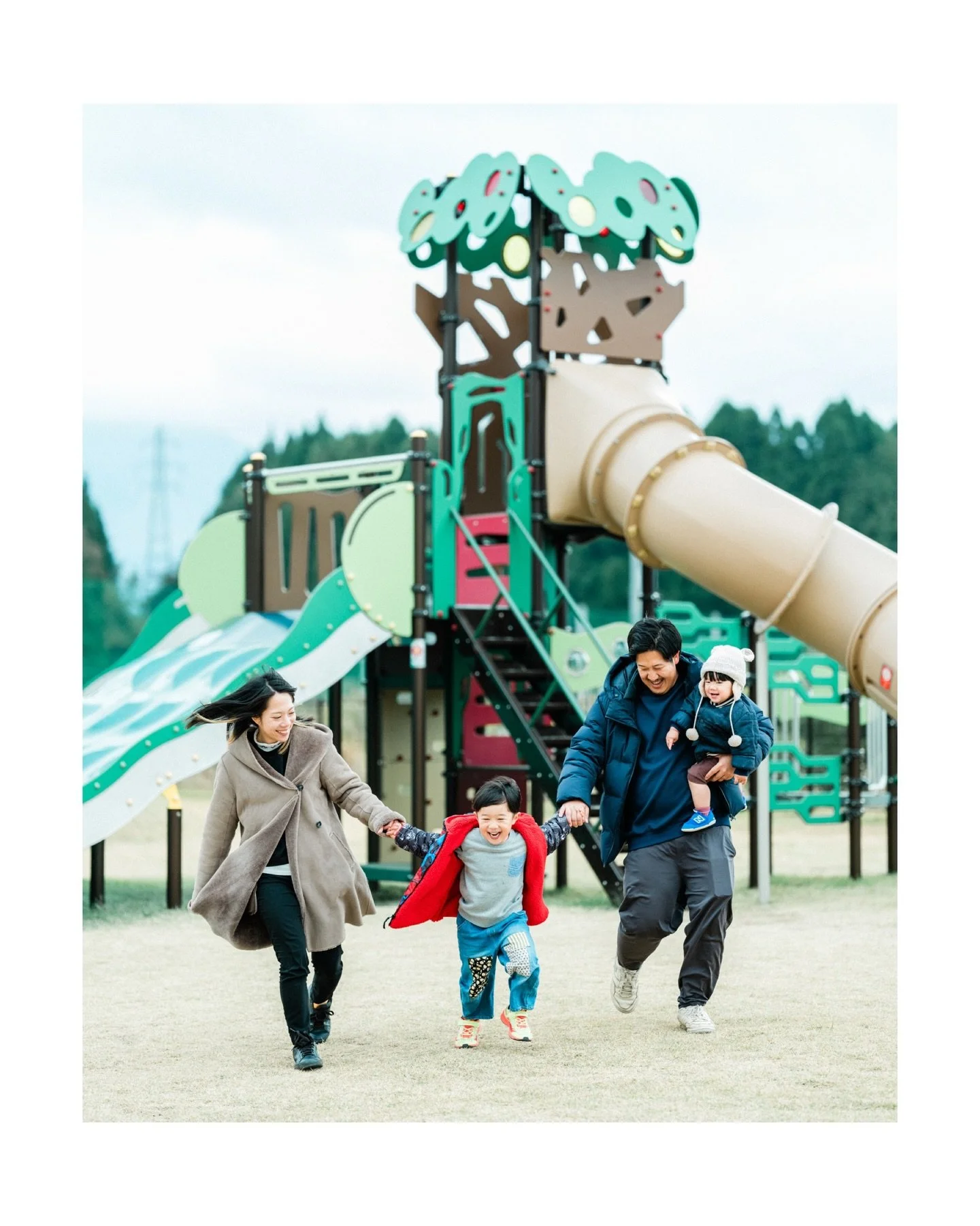 こんにちは、アニュのあらかわです。

お隣の山都町さんの移住PRポスター撮影。
3組の方をお尋ねして撮影をさせていただきました。

寒い中、笑顔でご協力いただき感謝です。

それぞれのストーリーがあって、
みなさん素敵な暮らしをされていました！！

写真（1組目）は元気いっぱい男の子のご家族。

___________________

anu 結婚と家族の写真アニュ
@helloanu_