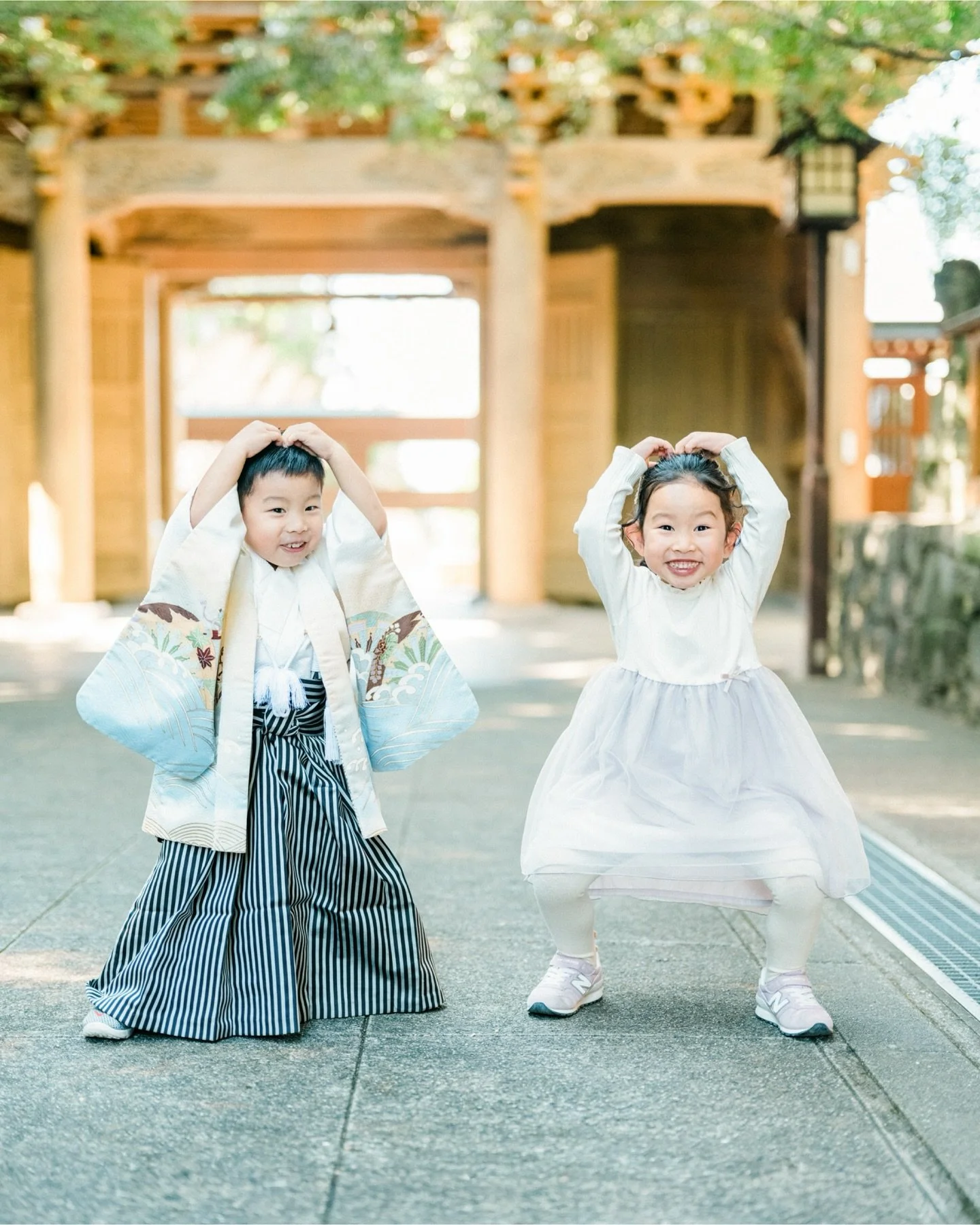 こんにちは、アニュのあらかわです。

753シーズン、初めましてのご家族も
成長した姿を見せてくれたご家族も、
本当にありがとうございました。

お久しぶりにもかかわらず、
親しんでくれる姉弟ちゃん。

子どもらしくお茶目なふたり。
いつまでも仲良しでいてね！！

年末まで最後までご予約いただきありがとうございます。
今年もあとわずか、精一杯撮影させていただきます。

___________________

anu 結婚と家族の写真アニュ
@helloanu_