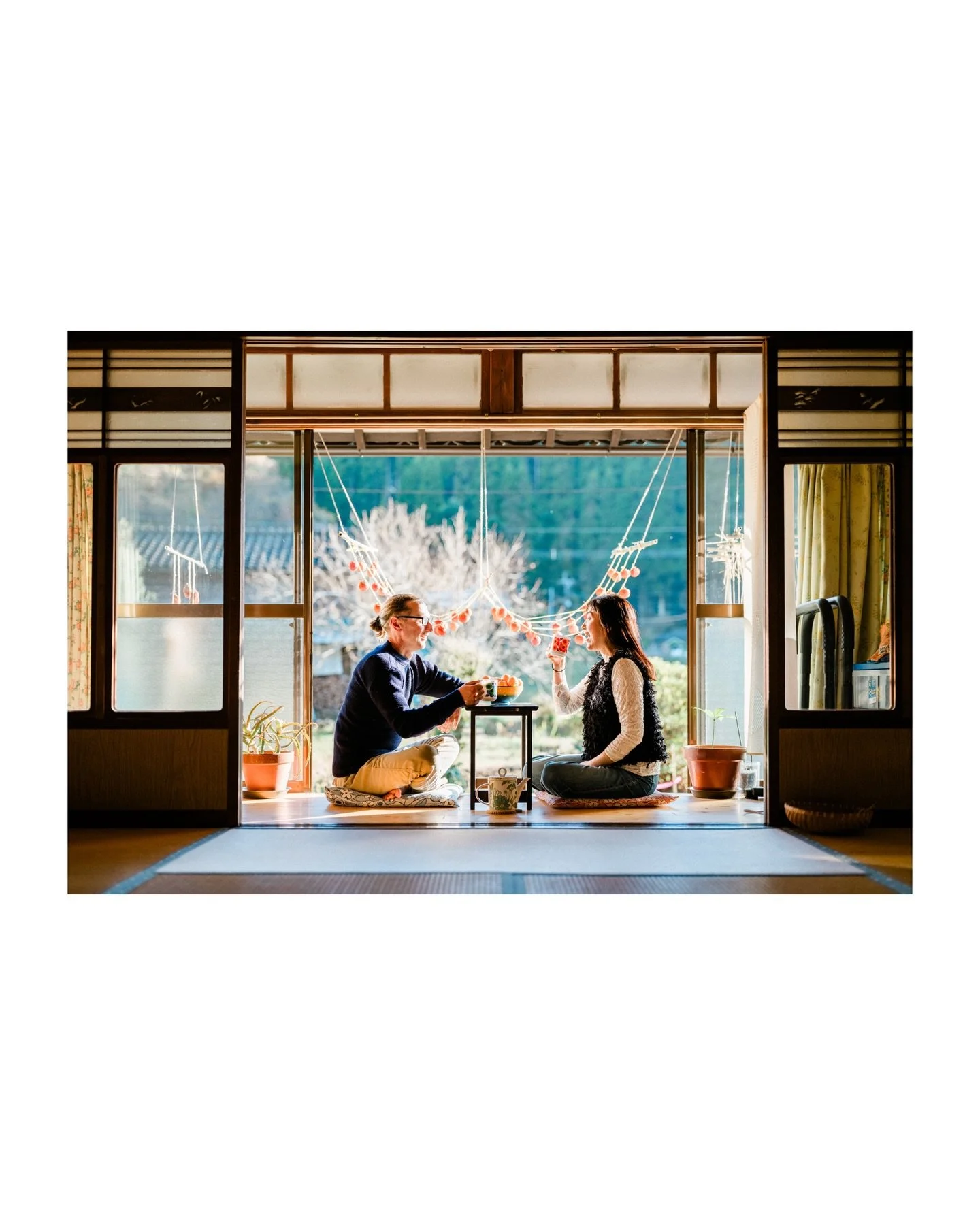 こんにちは、アニュのあらかわです。

山都町さんの移住PRポスター撮影の続き。

里山暮らし。スローライフを体現するご夫婦。
縁側の日向ぼっこがとっても気持ちよさそう。

3組の皆さん、ご協力ありがとうございました！

___________________

anu 結婚と家族の写真アニュ
@helloanu_