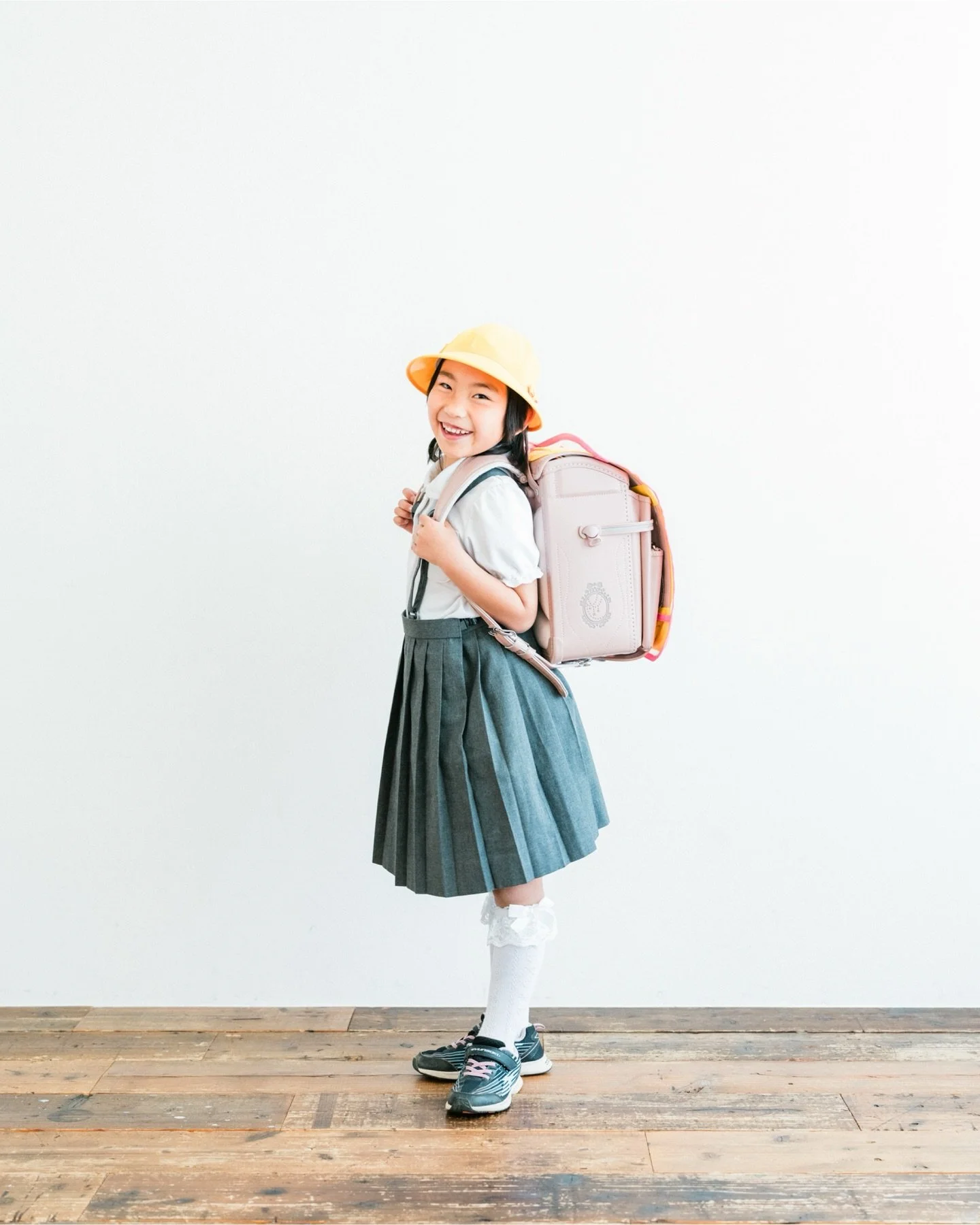 【ピカピカのランドセルと一緒に📷】

こんにちは！アニュのあらかわです。 
カレンダーもめまぐるしく過ぎ、もうすぐ2月ですね。

この時期、スタジオが一番「春」を感じる瞬間。
それは、入学を控えたお子さまがピカピカのランドセルと
一緒に遊びに来てくれるときです。

「これから頑張るぞ！」という誇らしげな表情や、
ちょっと照れくさそうなご家族の空気感。

そんな今しか撮れない姿を、
新しい姉妹店「 @mnu_photo_studio 」の女性カメラマンが、
優しく、ナチュラルに撮影します！

今