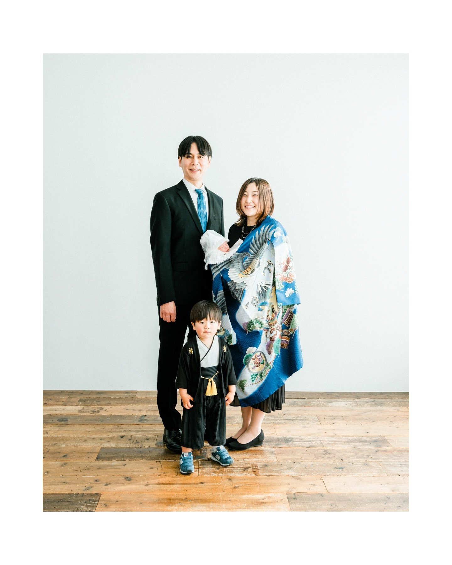 こんにちは、アニュのあらかわです！
先日は、可愛い男の子のお宮参り撮影でした。

主役のボクは、撮影中ずーっとぐっすり夢の中&hellip;😴
結局最後まで目は開かなかったけれど、その寝顔がまた可愛くて。 

「この時はよく寝てたよね」なんて、
後で見返した時に盛り上がるような記念になりました✨

お兄ちゃんのお気に入りの表情も😗
また仲良しな兄弟写真を撮らせてもらえる日を楽しみにしています。

さて、「まだ撮影できていない！」という方に✨
七五三や成人式の後撮り、今ならまだ土日の枠も少しだ