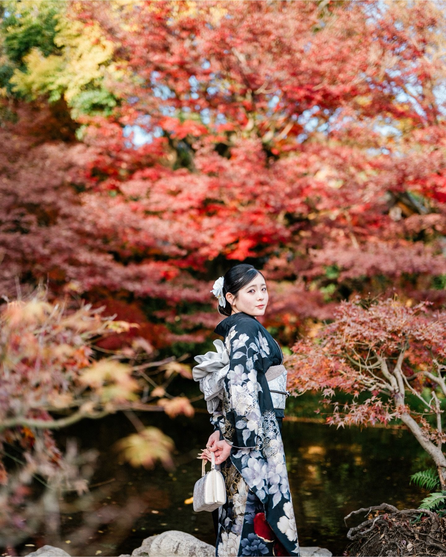 皆さま、今年もどうぞよろしくお願いします！
昨日から無事に撮影初めを迎えました。

いよいよ成人式シーズンですね。 
当店ではスタジオはもちろん、
今の季節や思い出の場所でのロケーション撮影も承っています📸
（写真は昨年の紅葉ロケ撮影。とっても素敵でした！）

現在、成人式当日のご予約も少しだけ空きがございます！
また、後日落ち着いて撮る「後撮り」もおすすめです。

気になる方は、ぜひお気軽にご相談ください。
今年もたくさんの笑顔にお会いできるのを楽しみにしています！

___________