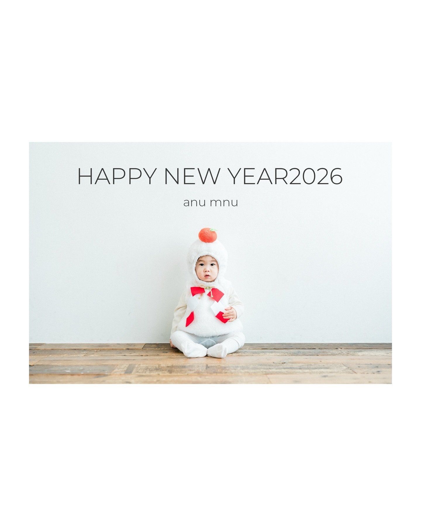 あけましておめでとうございます🎍

新年初投稿は、お餅の着ぐるみに身を包んだ
可愛い男の子と一緒にご挨拶です✨

今年もたくさんの素敵なご縁があることを、
今からとっても楽しみにしています。

2026年は私たちにとって大きな一歩の年。

熊本市南区に新しいフォトスタジオを、
オープンすることになりました🎊

新しい仲間と一緒に
これからオープンまでの準備の様子も発信していくので、
ぜひフォローして見守ってもらえると嬉しいです！ 

よろしくお願いします😊

@mnu_photo_stud