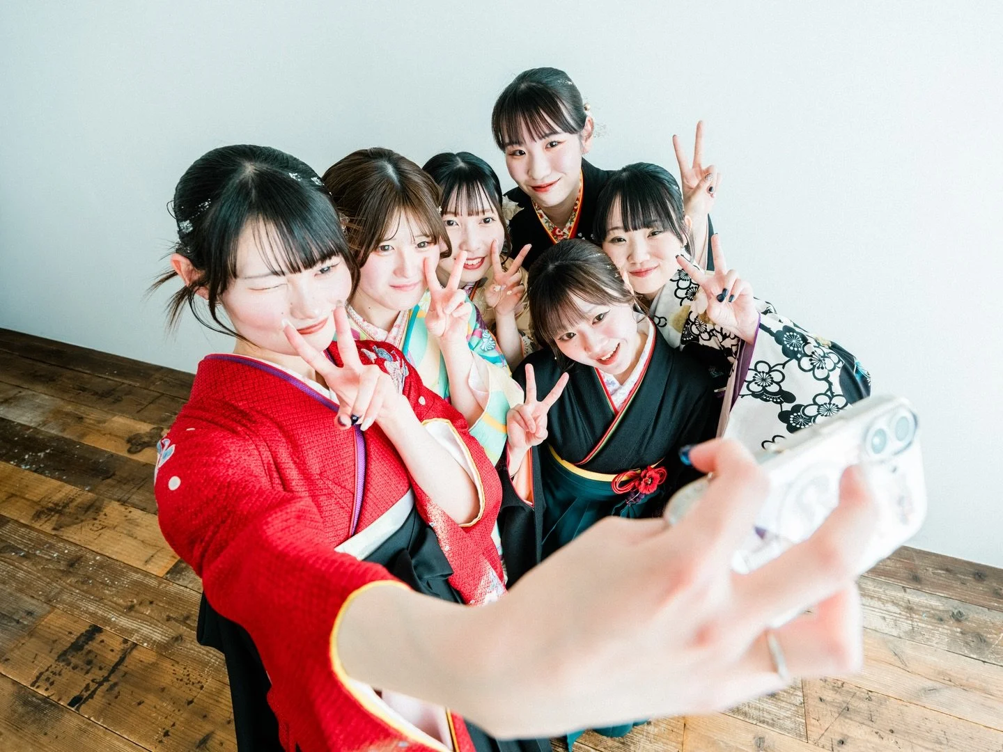 こんばんは、アニュのあらかわです！

今日はスタッフ・まゆさんの大学の卒業式🌸
大切なお友達と一緒に、袴姿で撮影させていただきました。

みんな本当に愛嬌たっぷりで、キラキラした笑顔が印象的！

この明るさがあれば、
それぞれの新しい職場でもきっと大活躍するんだろうな〜と、
親心のような気持ちで撮影していました！

まゆさん、4年間本当にお疲れ様でした！
そしてみんなも、ご卒業おめでとうございます！

春からの新しい毎日も、みんならしく楽しんでくださいね♪

photographer
@anu