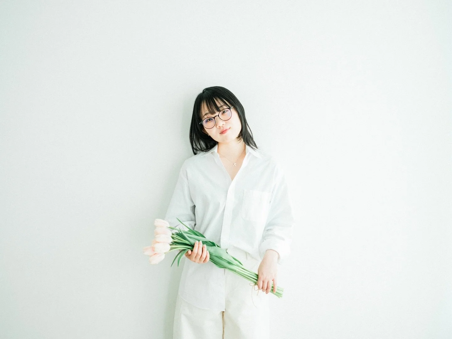 こんにちは、アニュのあらかわです！

春を運んできてくれたのは、
「タイス」という名前のチューリップでした。

透き通るような淡く、優しいピンクのお花。
スタッフと一緒に、少し早めの春を切り取ってみました。

新しく背負うランドセルや、
袖を通したばかりの制服。

そんな、瑞々しい「今」を
この柔らかなお花と一緒に残せたら、
きっと素敵だろうなー。

photographer
@anumnu_arakawa 
___________________

「写真から聞こえる、あの日のいとおしい声。」