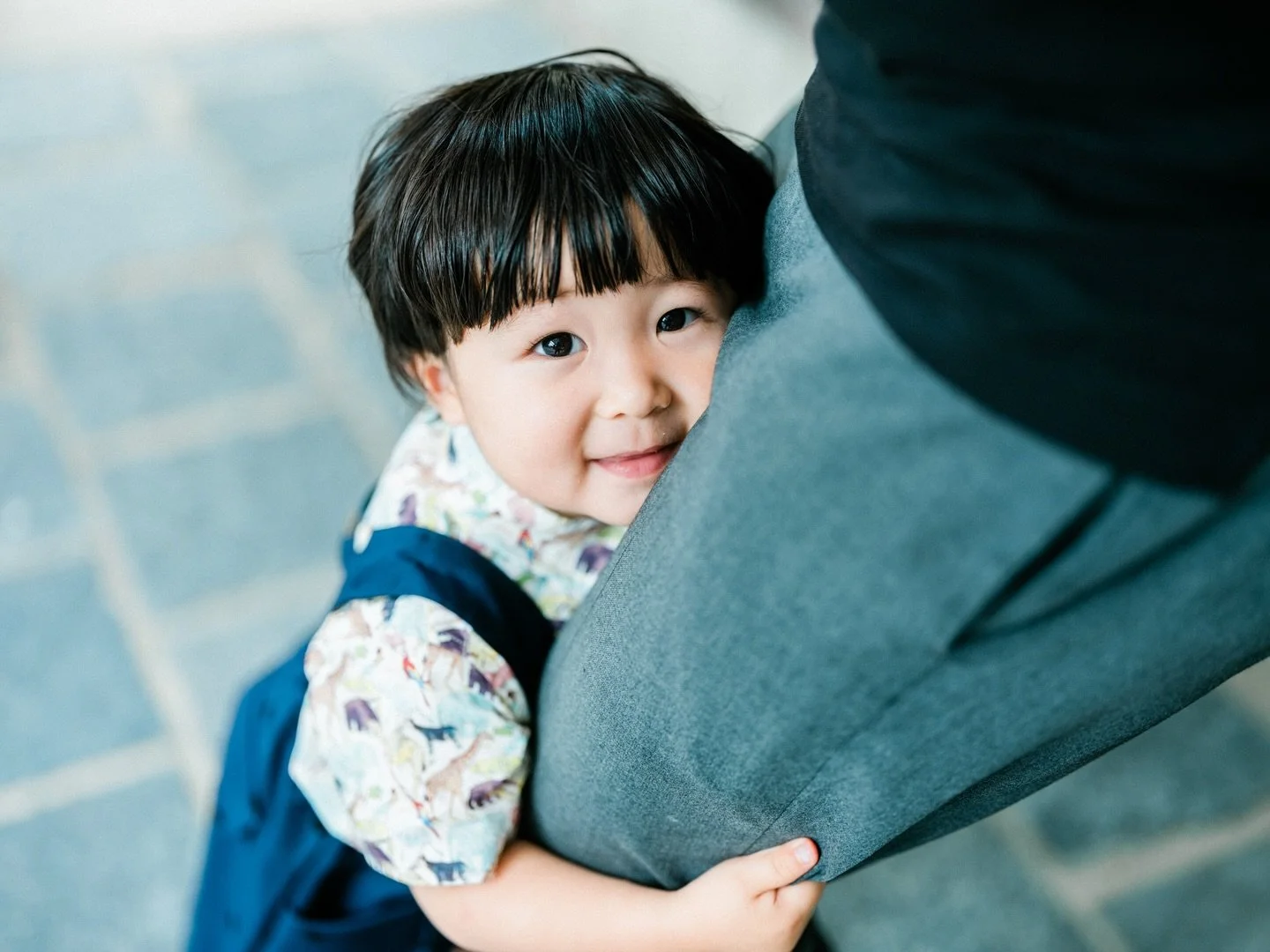 こんにちは、あらかわです。

先日、お宮参りの出張撮影へ行ってまいりました！
今回の主役は生まれたばかりの可愛い弟くんでしたが、
いっしょに来てくれたお兄ちゃんも可愛くて、
たくさん撮っちゃいました📸

お兄ちゃんやお姉ちゃんにとっても、
「大好きなきょうだいができた」という大切な節目。

だからこそ私たちは、そんなご兄弟の今しか見られない 愛おしい姿や自然体な表情も残したいと思っています。

暑い中での撮影でしたが、
大切な節目をお任せいただき、ありがとうございました✨

姉妹店の @mnu