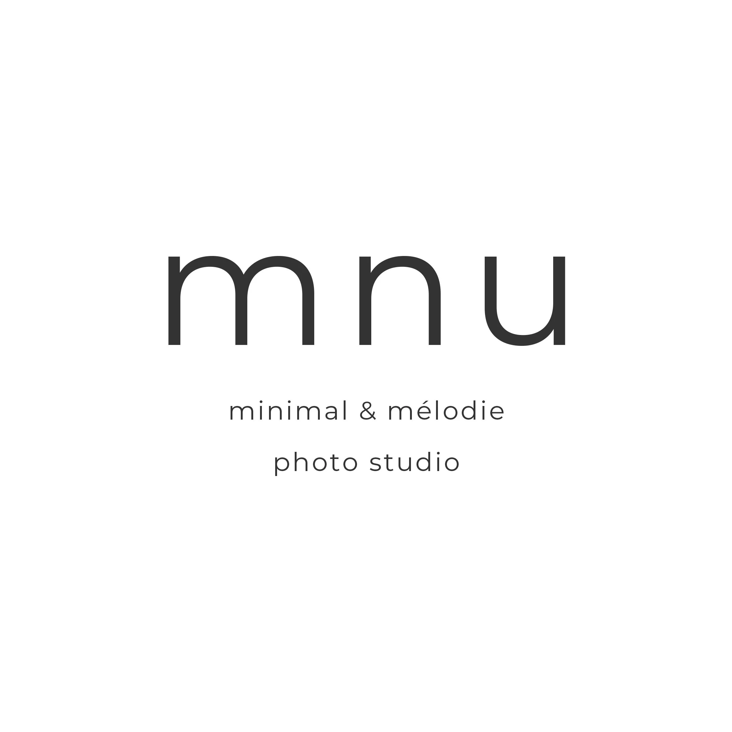 シンプルな白背景に黒の文字で「mnu」と書かれ、その下に小さく「minimal & mélodie」および「photo studio」と記されている。
