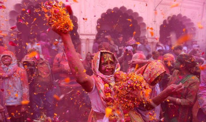 widows-vrindavan-holi-2017-onine.jpg