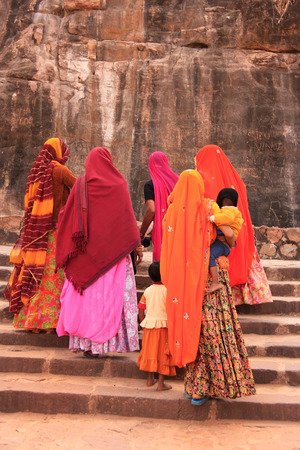 30151427-les-femmes-indiennes-en-sari-coloré-avec-enfants-à-pied-les-escaliers-à-fort-de-ranthambore-rajastha.jpg
