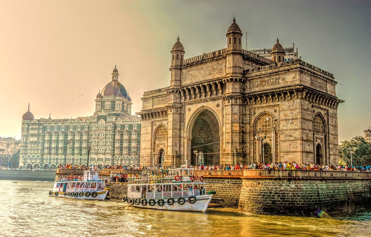 Mumbai+india+gate+and+Taj+Mahal+hotel.jpg