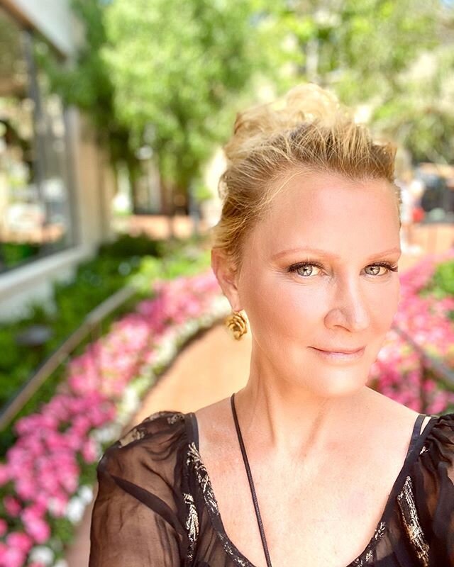 Happy weekend &mdash;-summer flowers are the best!
Xo Sandra Lee
AKA Aunt Sandy

#happyweekend #garden #walkinthepark #flowers #pinkflowers #sandralee #weekendvibes #fridaymood #ontheroadagain #starttheweekendright