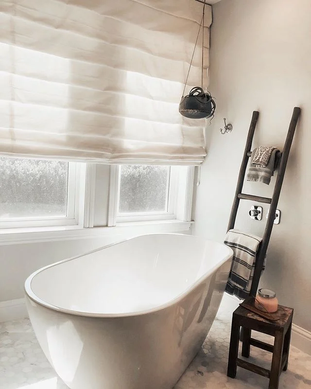 Time to unwind!🧖🏼&zwj;♀️🛁
&bull;
&bull;
&bull;
&bull;
#bathtubgoals #myinteriorstyle #californiastyle #myhumbleabode