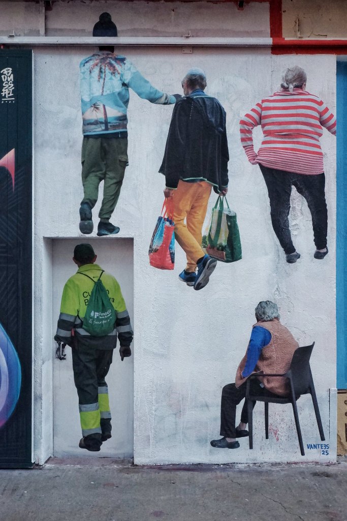 Mientras camino, me regalas tu espalda - Vantees | 2025