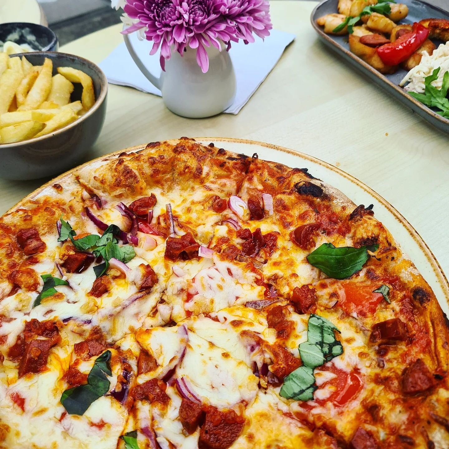 Pizza always tastes better Alfresco 😋🍕