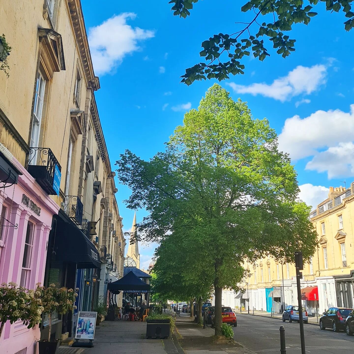 The sunshine is out here in Montpellier, just in time for the weekend! ☀️🥂🌿