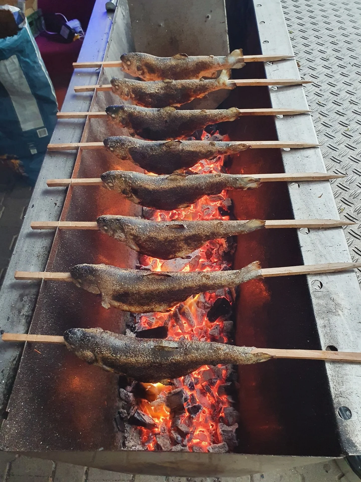 Forellen aus dem K&ouml;rschtal.🐟 Am So, 3. August werfen wir wieder unseren Grill an.🔥

✊ Dr&uuml;ckt die Daumen, dass das Wetter mitmacht. 🌦️

 #forellen #grillerei #k&ouml;rschtal #beutesee #beutwangsee #n&uuml;rtingen #adventuregolf