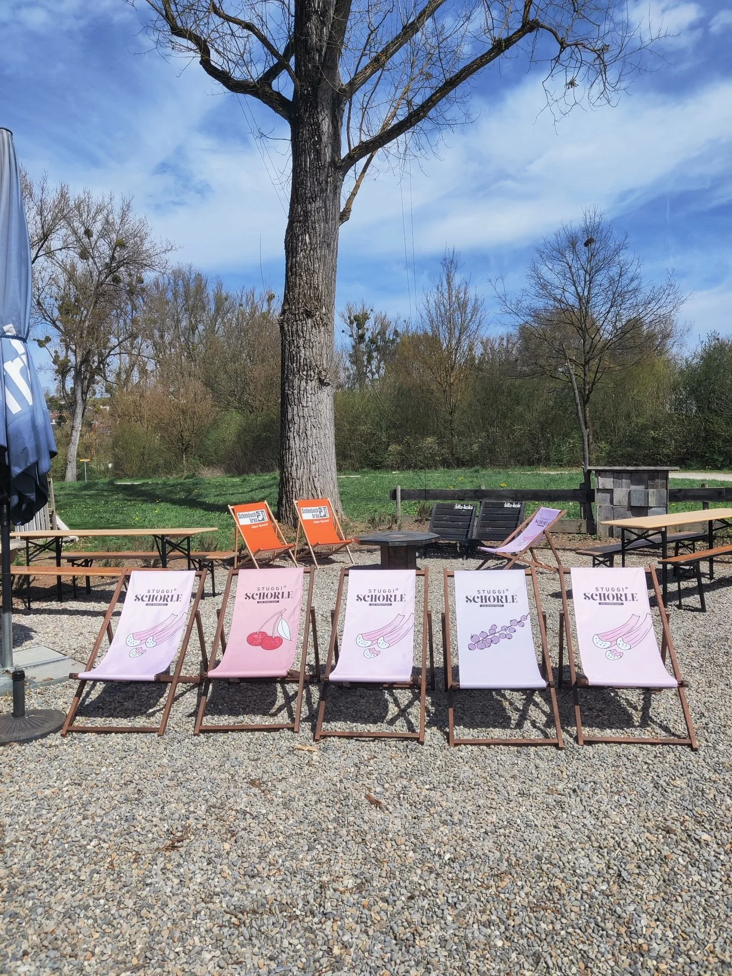 🆕 W&uuml;rdet ihr lieber auf Rhabarber, Kirsche oder Johannisbeere sitzen und das passende @stuggischorle dazu trinken? 🧃🍒
 
#stuggischorle #beutesee #beutwangsee #n&uuml;rtingen #adventuregolf