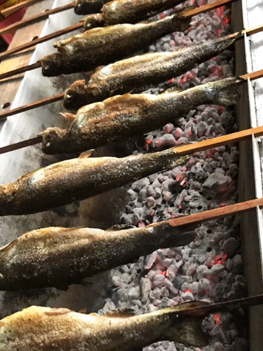 🔥 Am Feiertag, den 1. Mai ab 12:00 Uhr, werfen wir wieder unseren Grill an 🐟 Leckere Forellen am Stecken aus dem K&ouml;rschtal gibt&rsquo;s auch an folgenden Terminen:

1.5. | 31.5. | 5.7. | 2.8. | 6.9.

#forellen #beutesee #beutwangsee #n&uuml;rt
