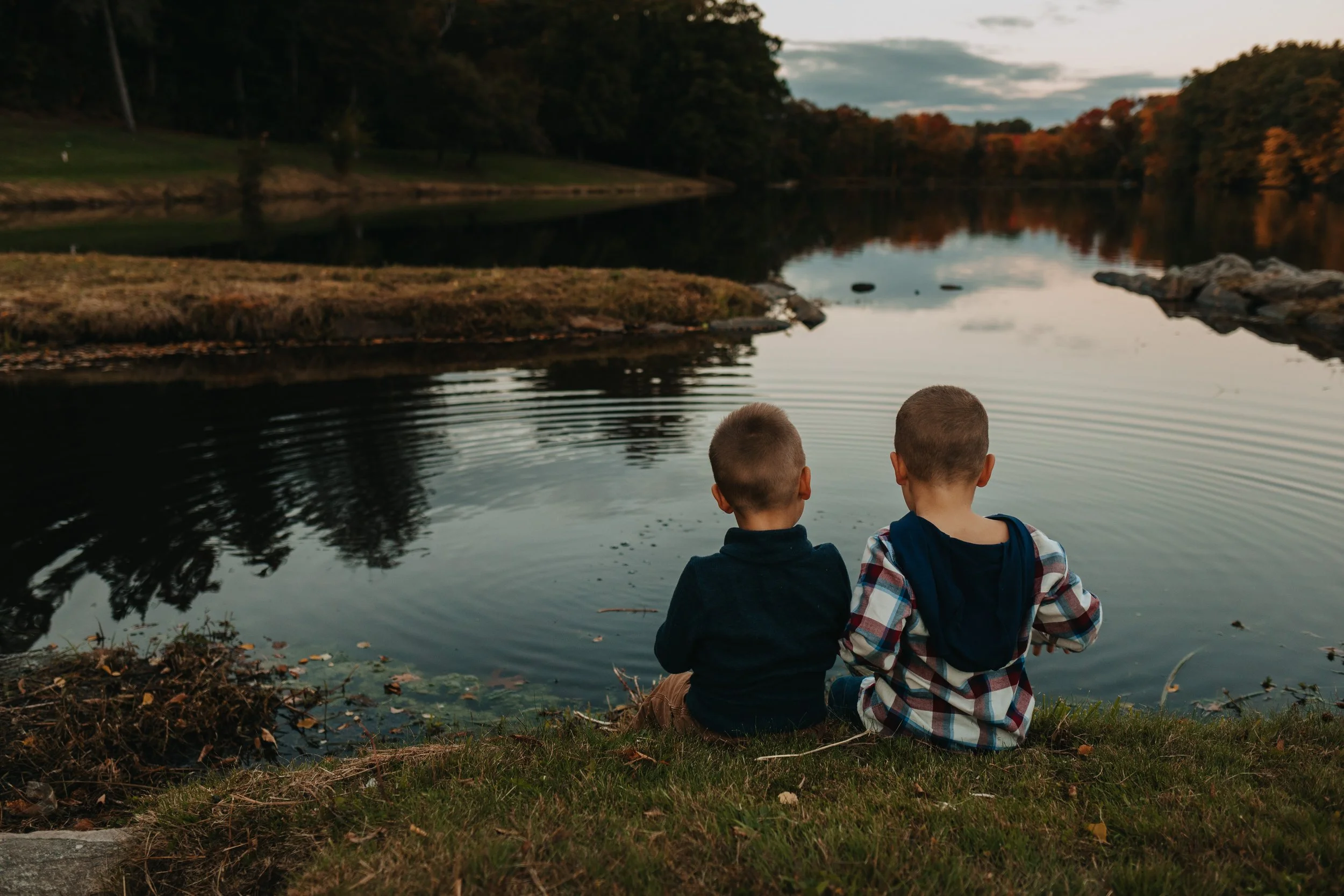 Candid family portrait of two boys at Dean Park in Shrewsbury by Tom Godfrey Photography.