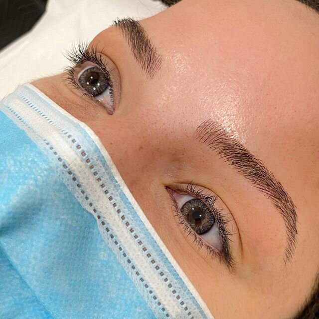 BEFORE &amp; AFTER ⬅️
.
.
Nano Hairstrokes @browempress sometimes less is more to achieve a natural perfected look. 😊#nanohairstrokes #microblading #miamibrows #luxurybrows #beauty #brows #ibrowspa