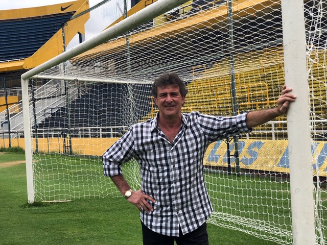  Kempes en el estadio Gigante de Arroyito en Rosario, Argentina filmando el documental “La Ruta De Kempes” 