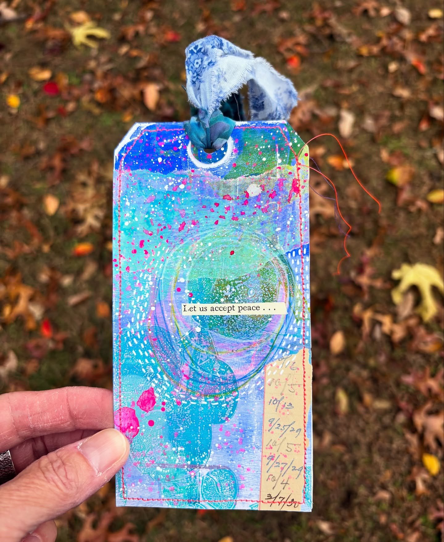 Dippin&rsquo; my toes back in. 💙✌🏻
.
.
.
#soulpositive #kristinazzaroart #soulpositiveconnection #kristinazzaro #positivitythroughcreativity #alteredshippingtags #mixedmediaart