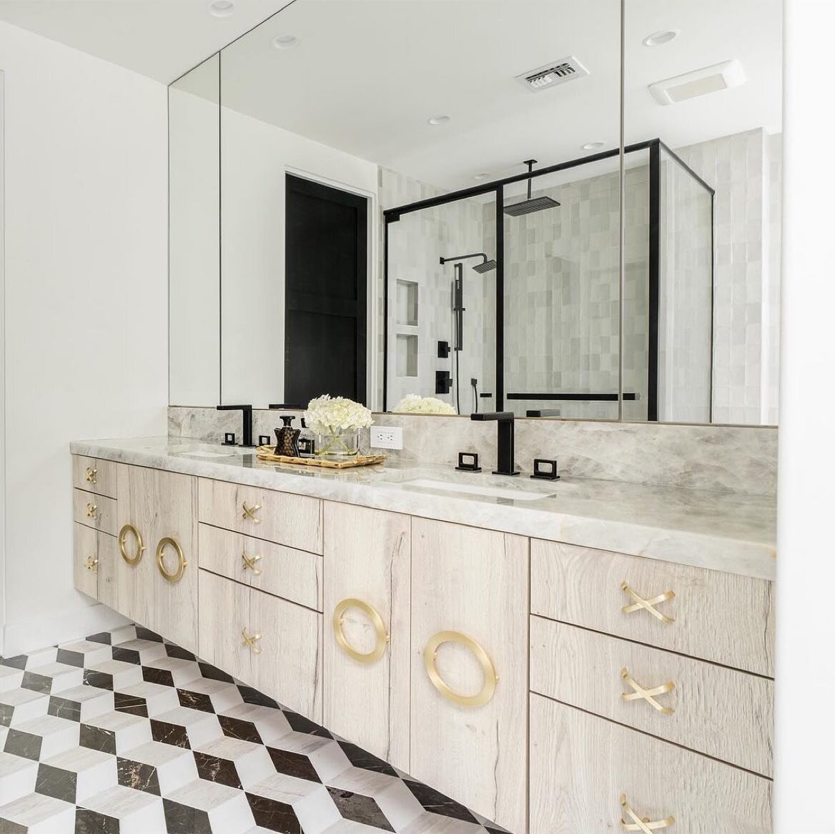 Slay is  right ⚡️💥⚡️
@mollycookeinteriors 

#classictile #tile #marble #interiors #interiordesign #interiorstyle #interiorstyling #interior4all #interiorlovers #homedesign #okc #oklahomadesigner #designlife #home #homesweethome #homedesign #bathroom