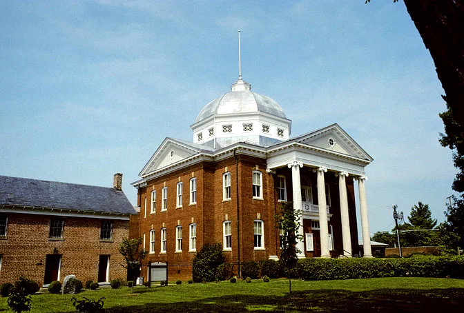 Louisa Courthouse. Photo: Calvin Beale - Own work, Public Domain.