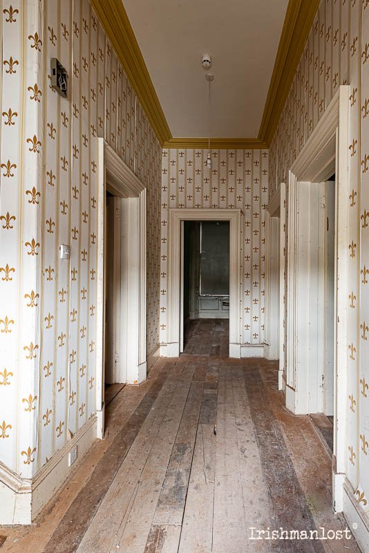 Corridor to main rooms &amp; main bathroom