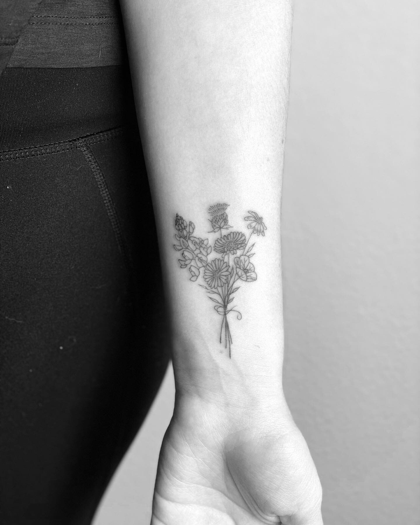 Texas wild flowers ✨ .
.
.
.
.
#tattoos #austin #texas #austintattoo  #blxckink #blackworkers #blackwork #blackworkartists #darkartists  #blackworkers_tattoo