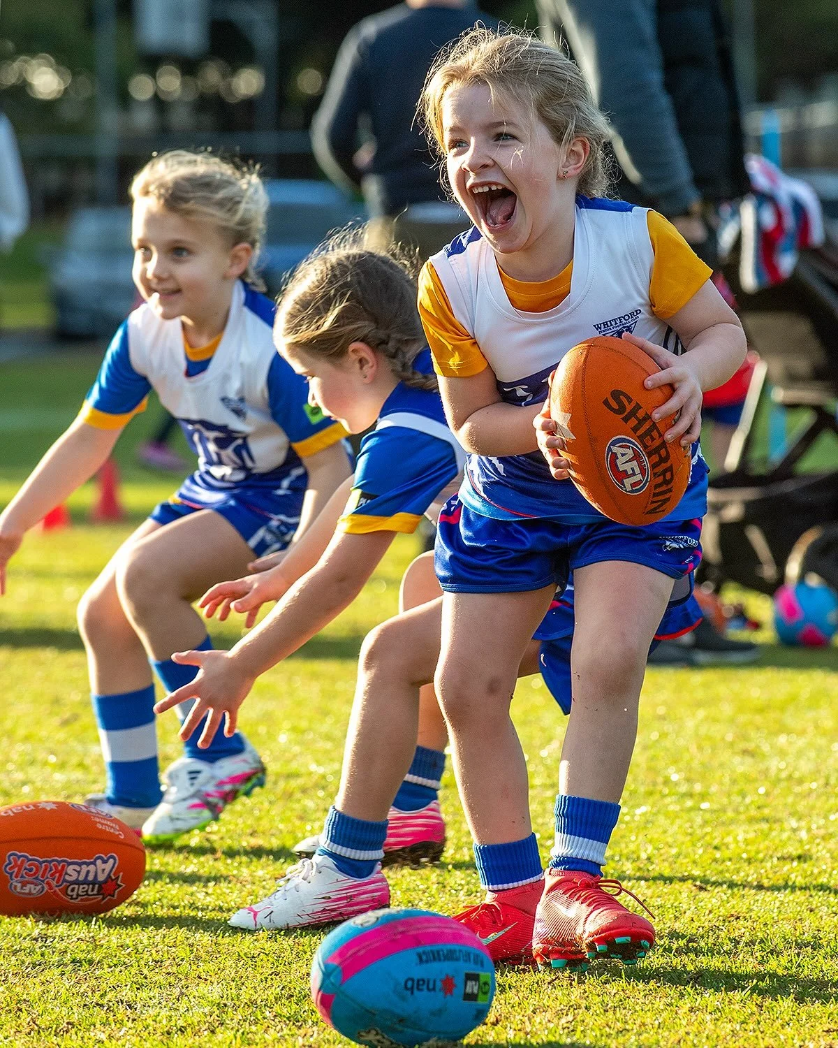 It was a sea of Blue White &amp; Red down at MacDonald this morning for @aflauskick 
Another stunning day for footy, smiles, fun and hot chips!

Photos: @maxted / @infocusagencies 

#whitfordjfc #6025community #maxtedimages #infocusagencieswa