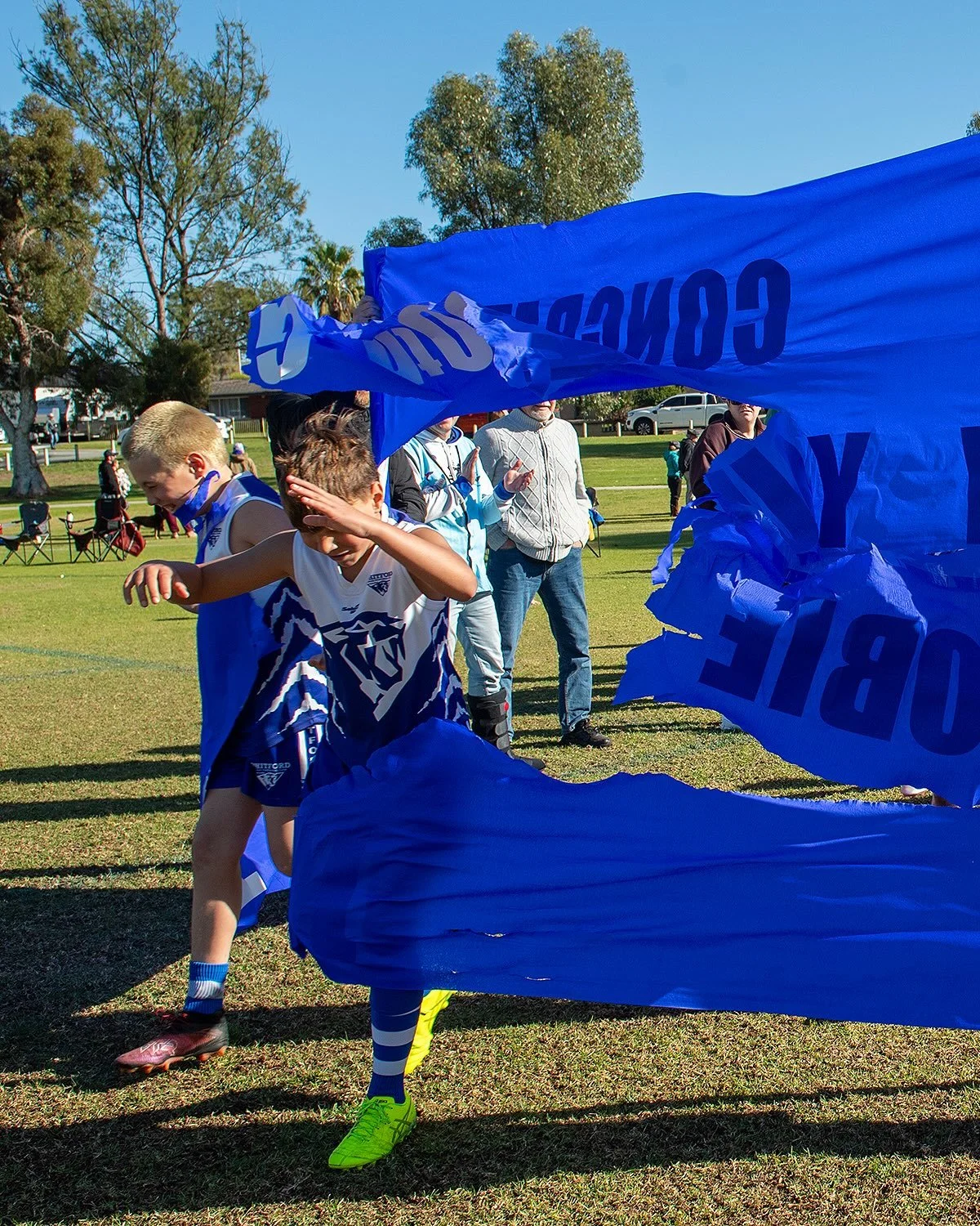 No better way to start a game than busting through a banner !!!
@footybannersw.a 

#wjfc_wildcats