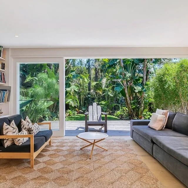 Bondi interior vibes,  fabulous interior/exterior flow of this living room + great simplicity of the kitchen. Less is more 👌🏻. #interiors #instahome #instagood #interiorphotography #belle #vogueliving #bondi #green #kitchendesign