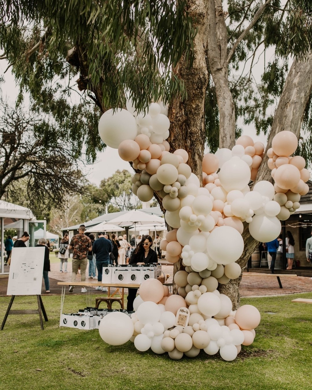 Still in love with our 2022 entry statement by @burst.away 🤩  @loveshackweddings our event photographer 🥰 ​​​​​​​​ 

#welovelove #fromthisday #wedding #southwestwedding #marrydownsouth #margaretriver #dunsborough #yallingup #busselton #downsouth #w